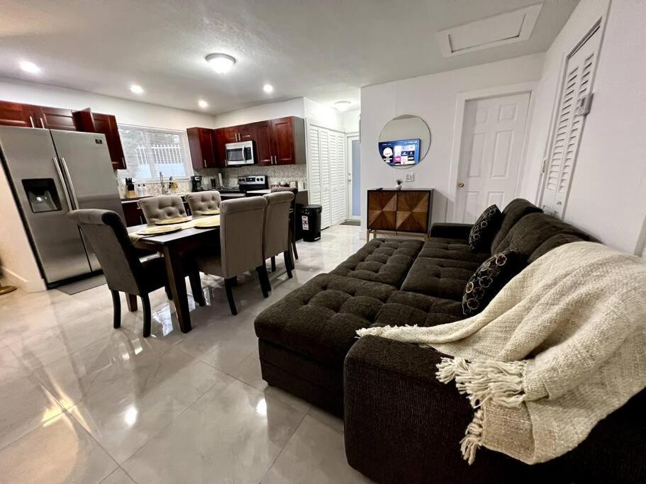 Comfortable House Near Downtown & Airport Сasa de vacaciones *