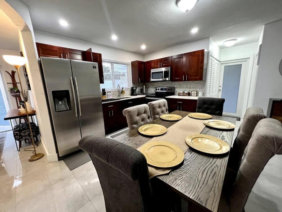 Comfortable House Near Downtown & Airport Сasa de vacaciones *