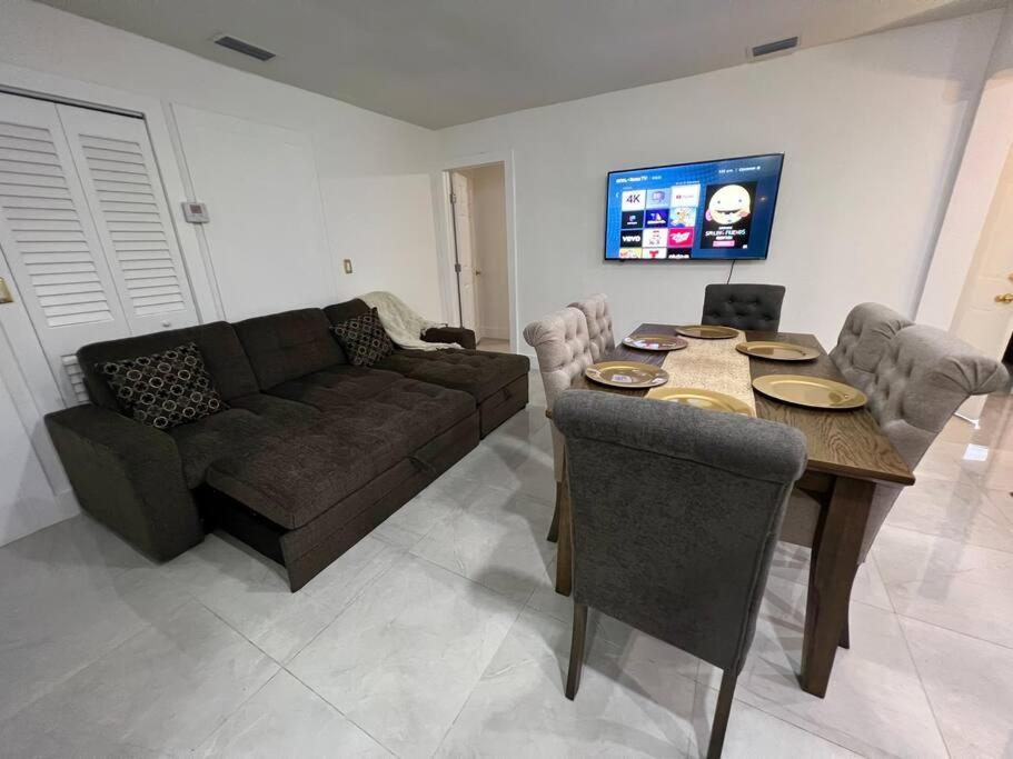 Comfortable House Near Downtown & Airport Сasa de vacaciones Miami