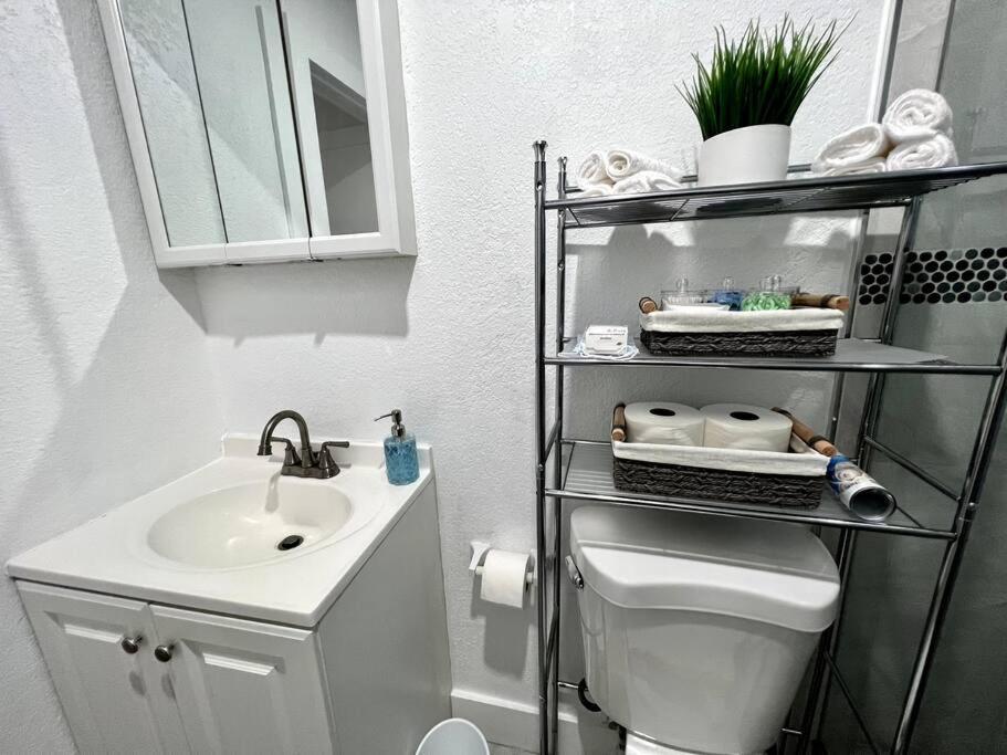 Comfortable House Near Downtown & Airport Сasa de vacaciones